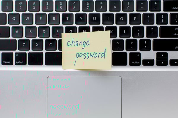 flat-lay-laptop-with-sticky-note-with-reminder